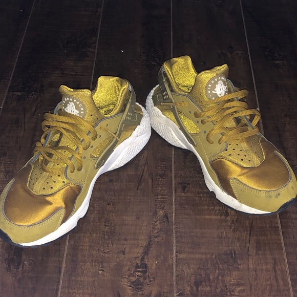 Nike Shoes - Gold huaraches🌟